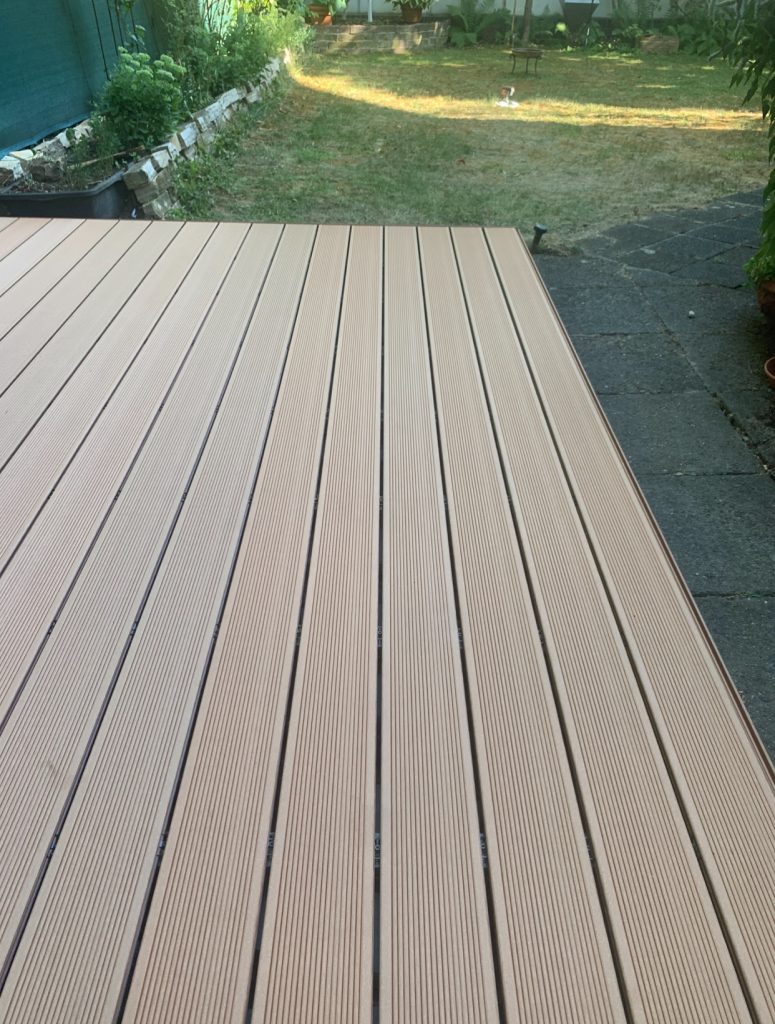 Detailansicht der gleichmäßig verlegten Megawood WPC-Terrassendielen in Frankfurt-Eckenheim