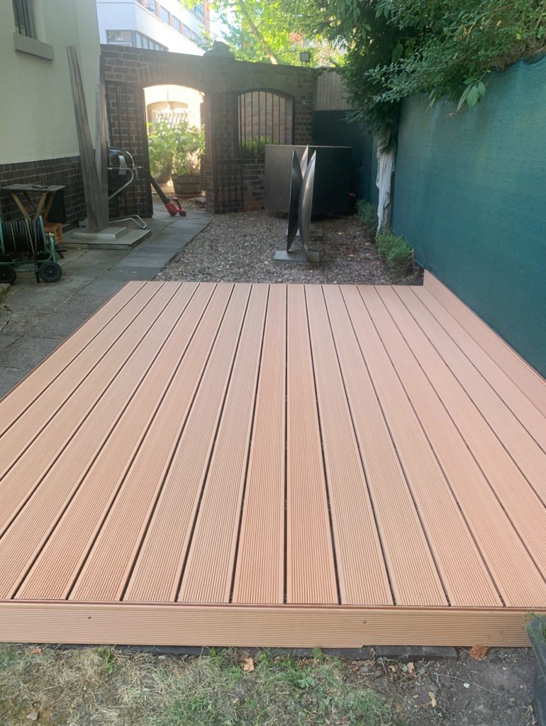 Neu gebaute Megawood WPC-Terrasse mit sauberem Randabschluss in Frankfurt-Eckenheim