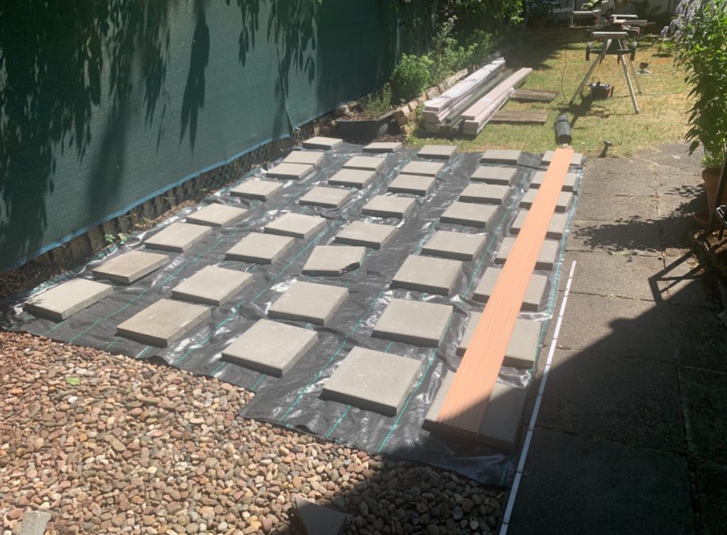 Vorbereiteter Untergrund mit Auflagepunkten für eine neue WPC-Terrasse in Frankfurt-Eckenheim
