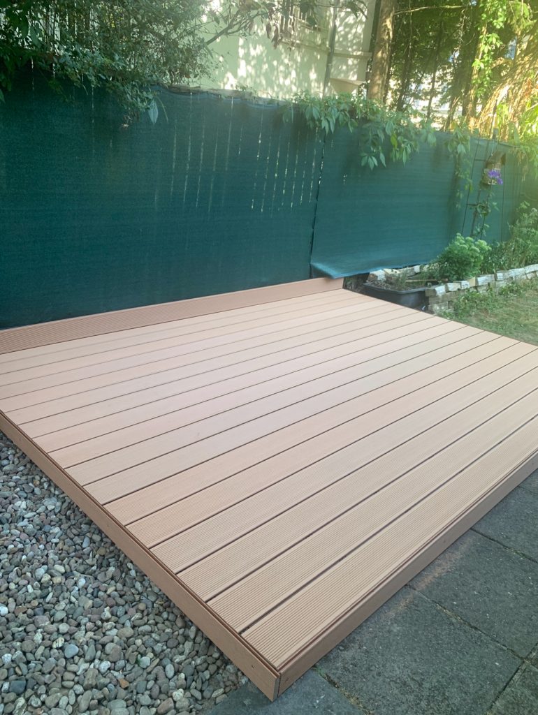 Fertiggestellte WPC-Terrasse aus Megawood-Dielen in Frankfurt-Eckenheim