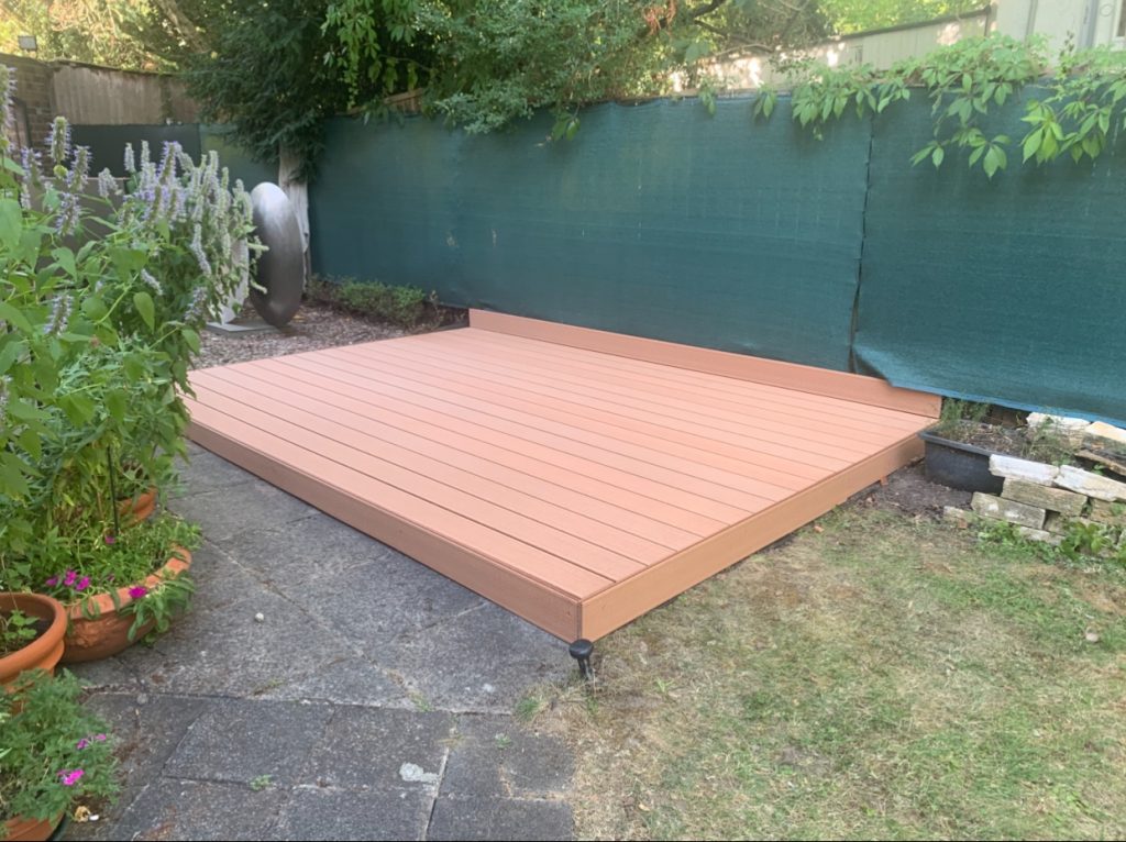 Fertige WPC-Terrasse als neuer Sitzbereich in einem Garten in Frankfurt-Eckenheim