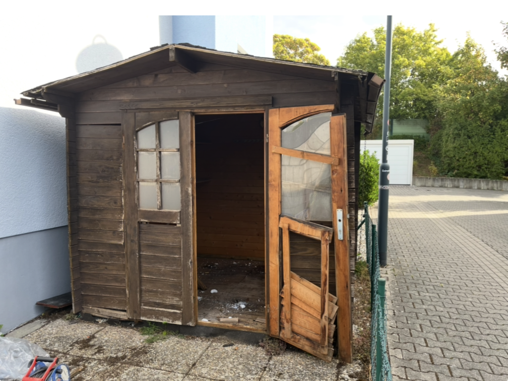 Altes Gartenhaus vor dem Rückbau in Eschborn