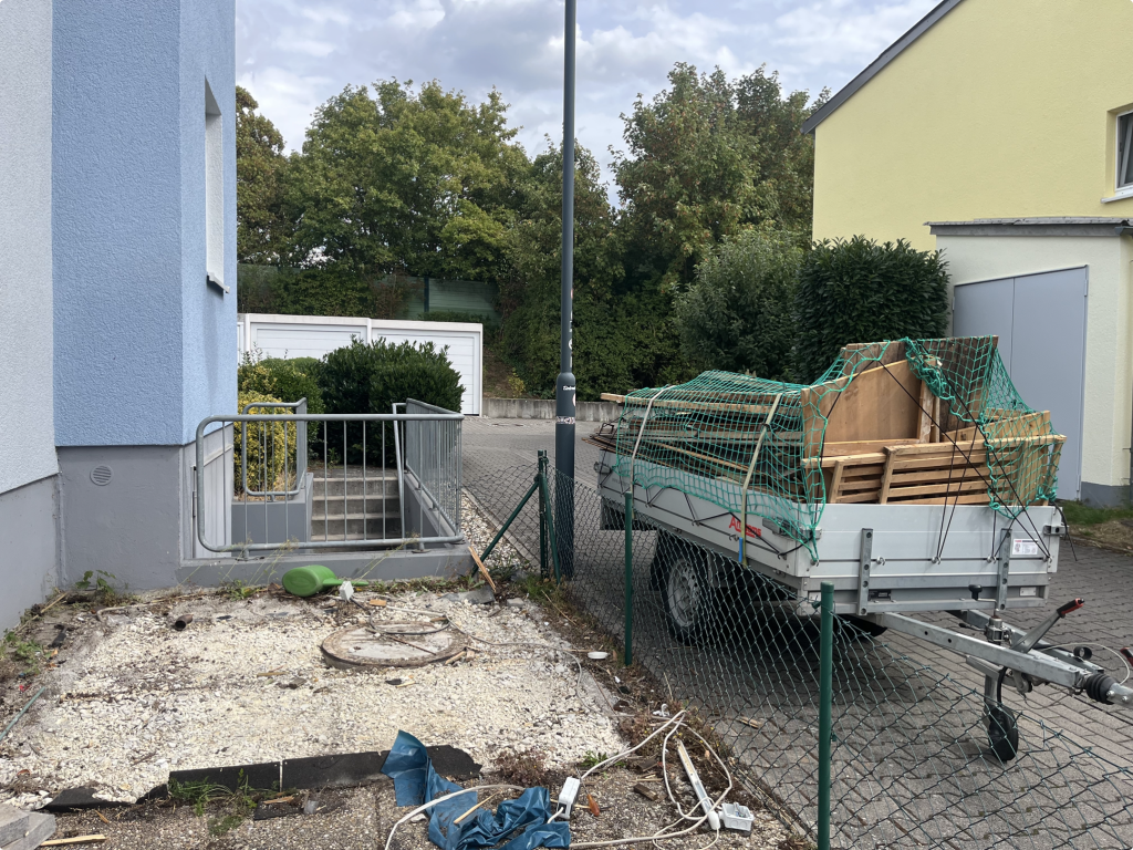 Vorbereitete Aufstellfläche nach Rückbau des alten Gartenhauses in Eschborn