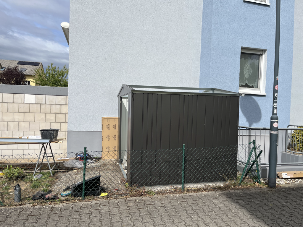 Biohort Gartenhaus mit Bodenrahmen und Erdankern in Eschborn